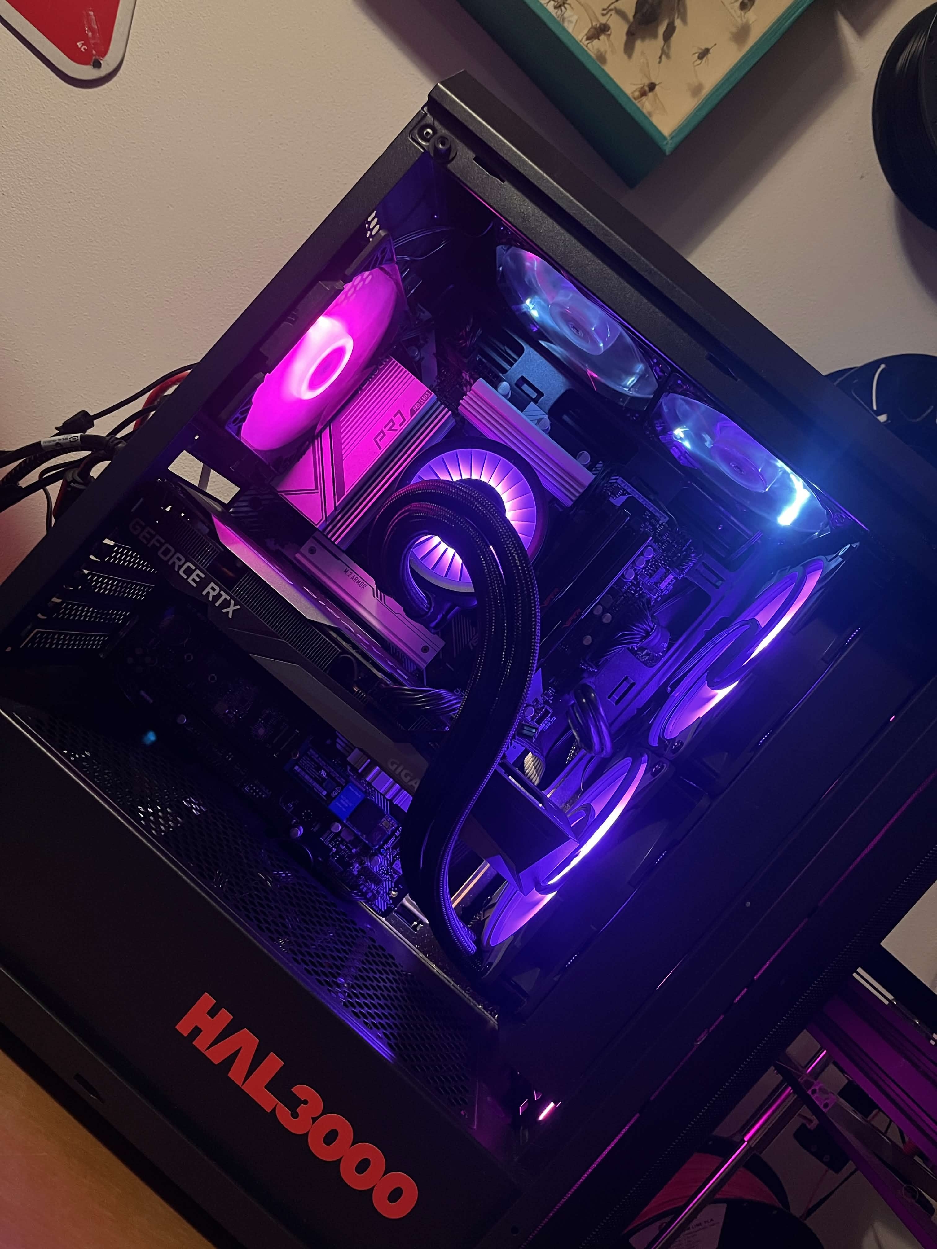 Pracovní stůl a počítač (ilustrační foto)